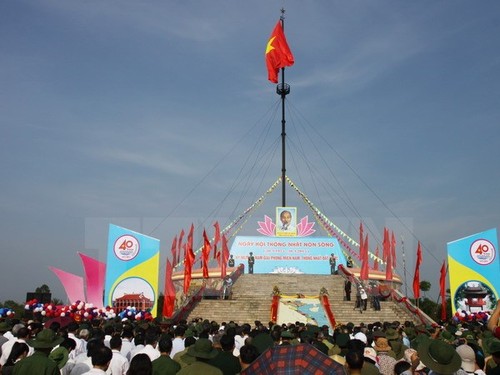 В Куангчи прошла церемония поднятия флага «Воссоединение страны» - ảnh 1
